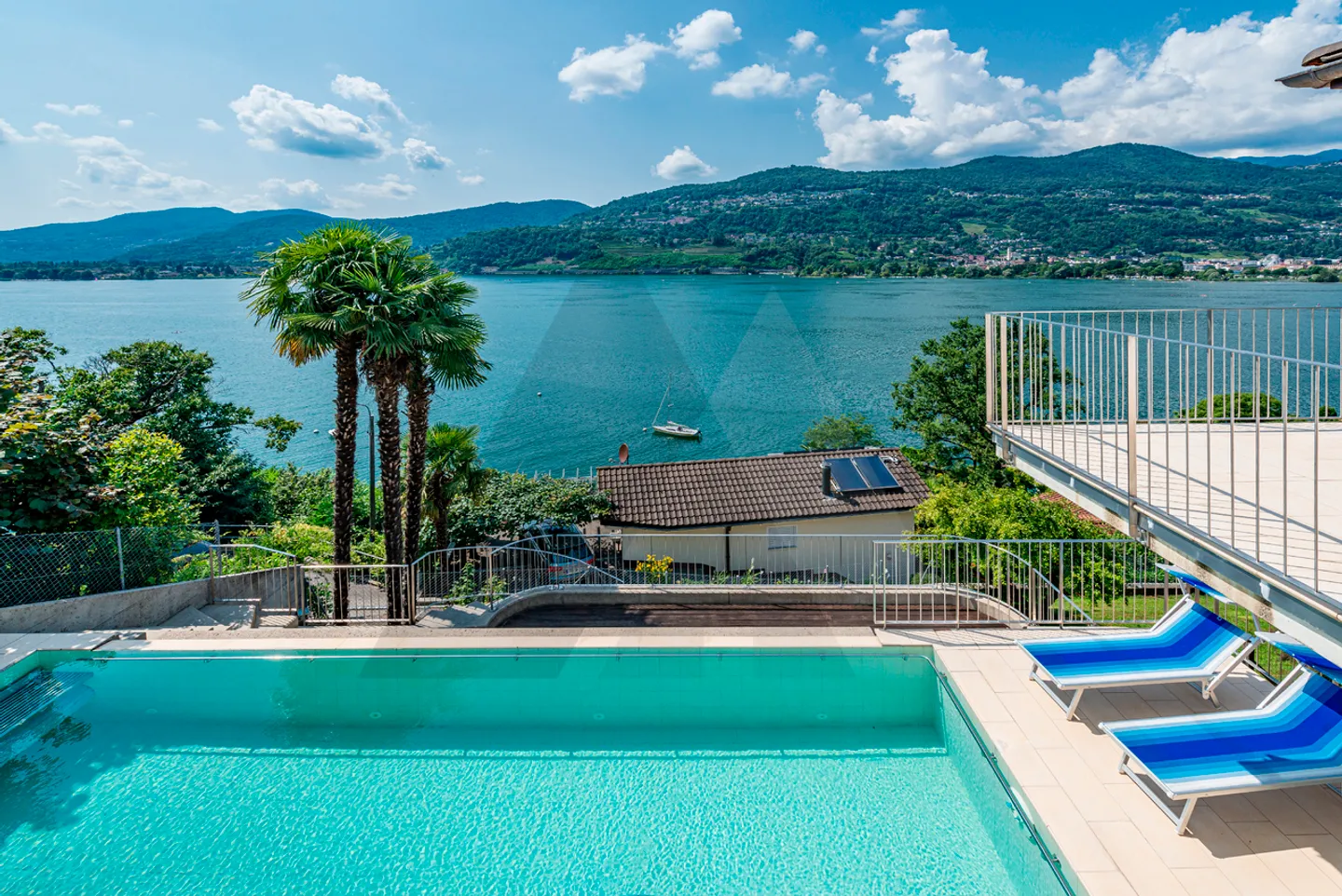 VILLA MIT SEEBLICK UND AUSSENPOOL - Foto 4 von 13