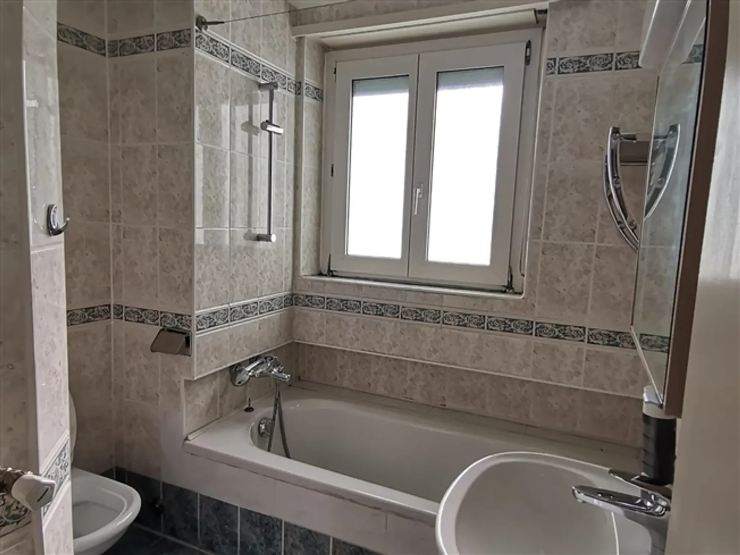 «Appartamento 4.5 locali con 2 box / 4 1/2-Zimmer-Wohnung mit 2 Garagen» - Foto 12 von 19