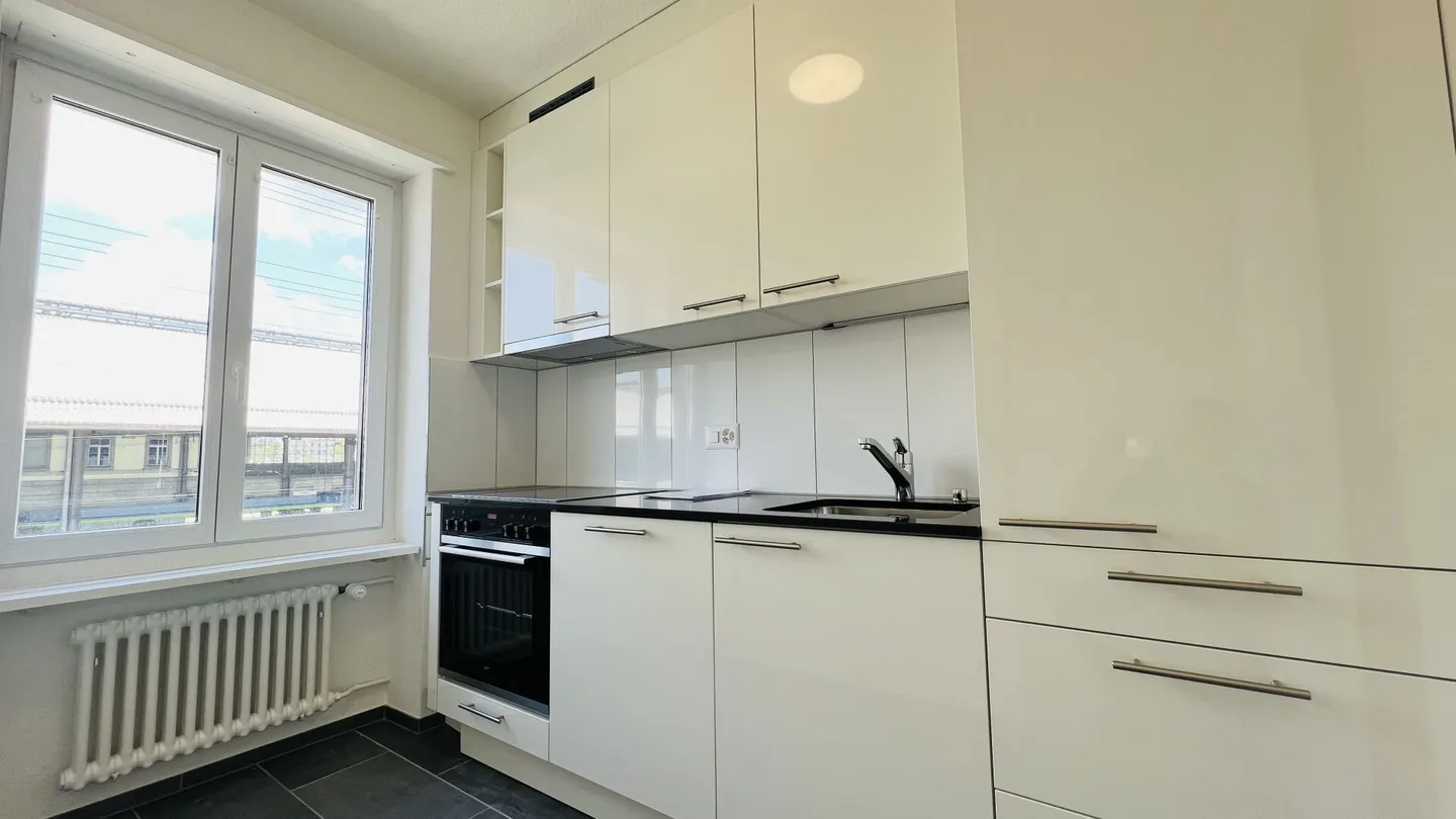 Appartamento 2,5 locali quasi nuovo con balcone e cantina direttamente alla stazione (1051) - Foto 1 di 5