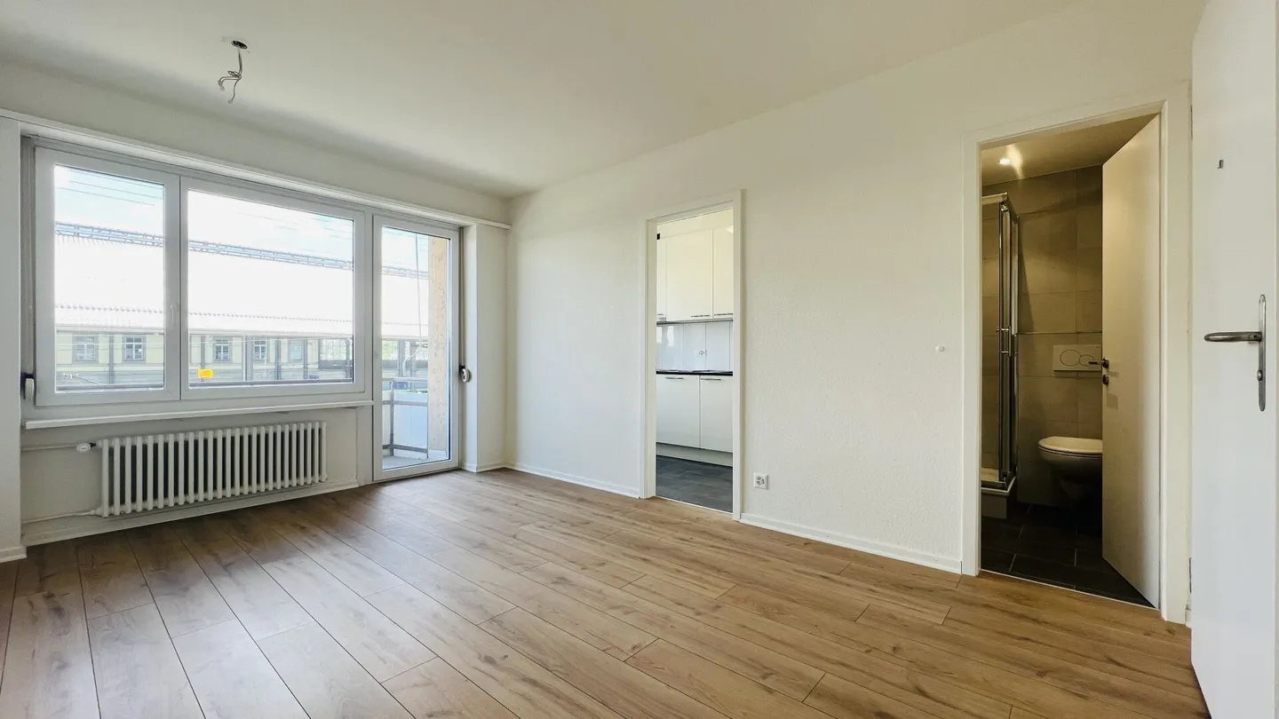 Appartamento 2,5 locali quasi nuovo con balcone e cantina direttamente alla stazione (1051) - Foto 3 di 5