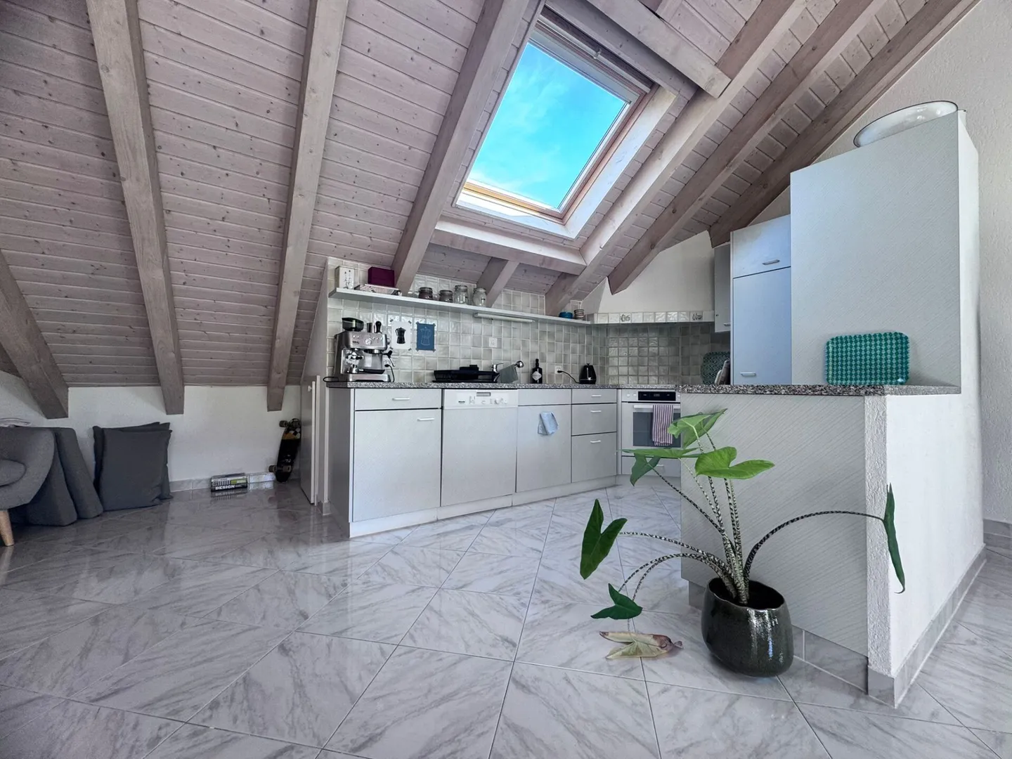 Appartement en penthouse de 4,5 pièces avec terrasse couverte spacieuse et vue panoramique - Photo 1 sur 12