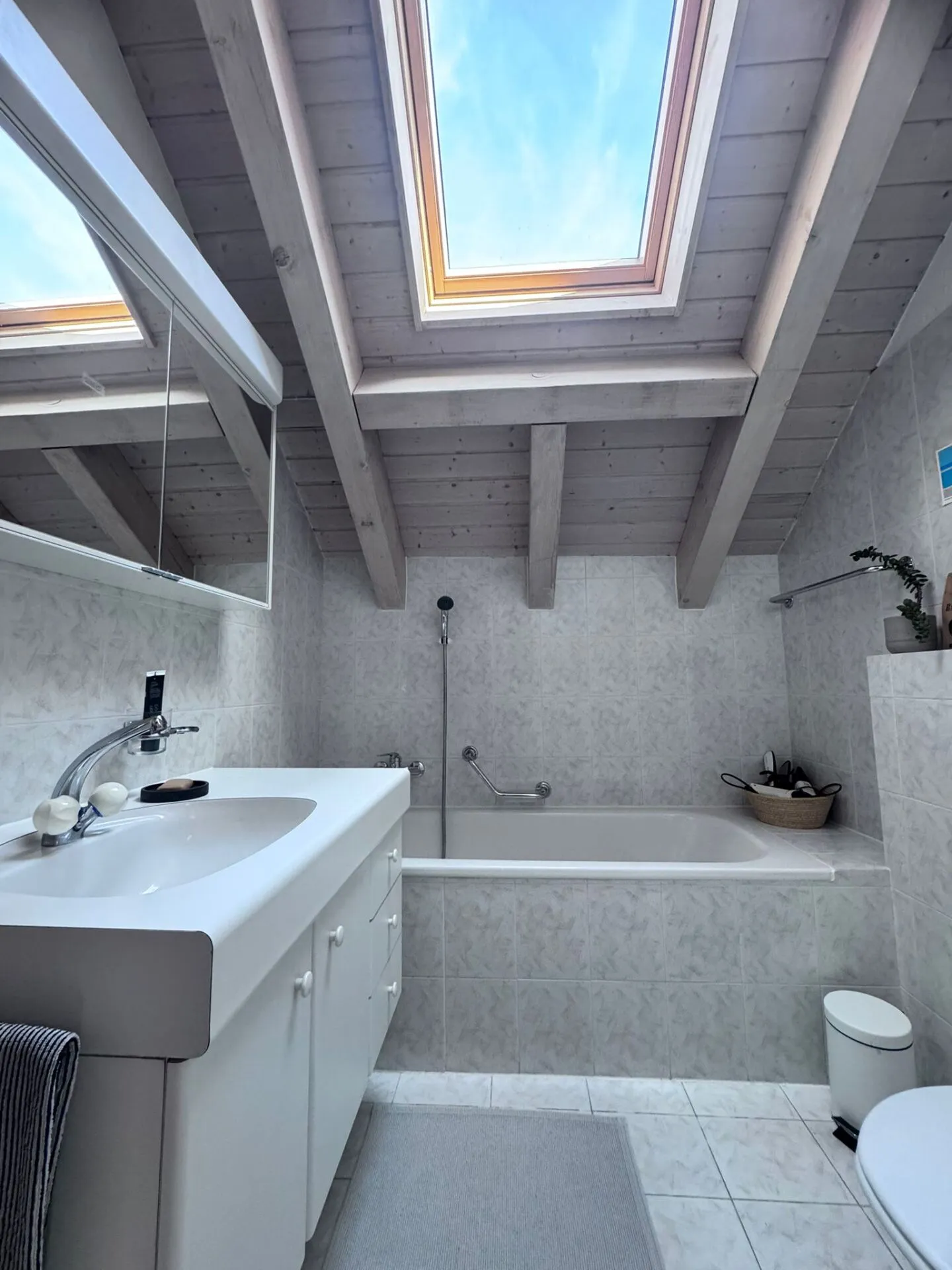 Appartement en penthouse de 4,5 pièces avec terrasse couverte spacieuse et vue panoramique - Photo 3 sur 12