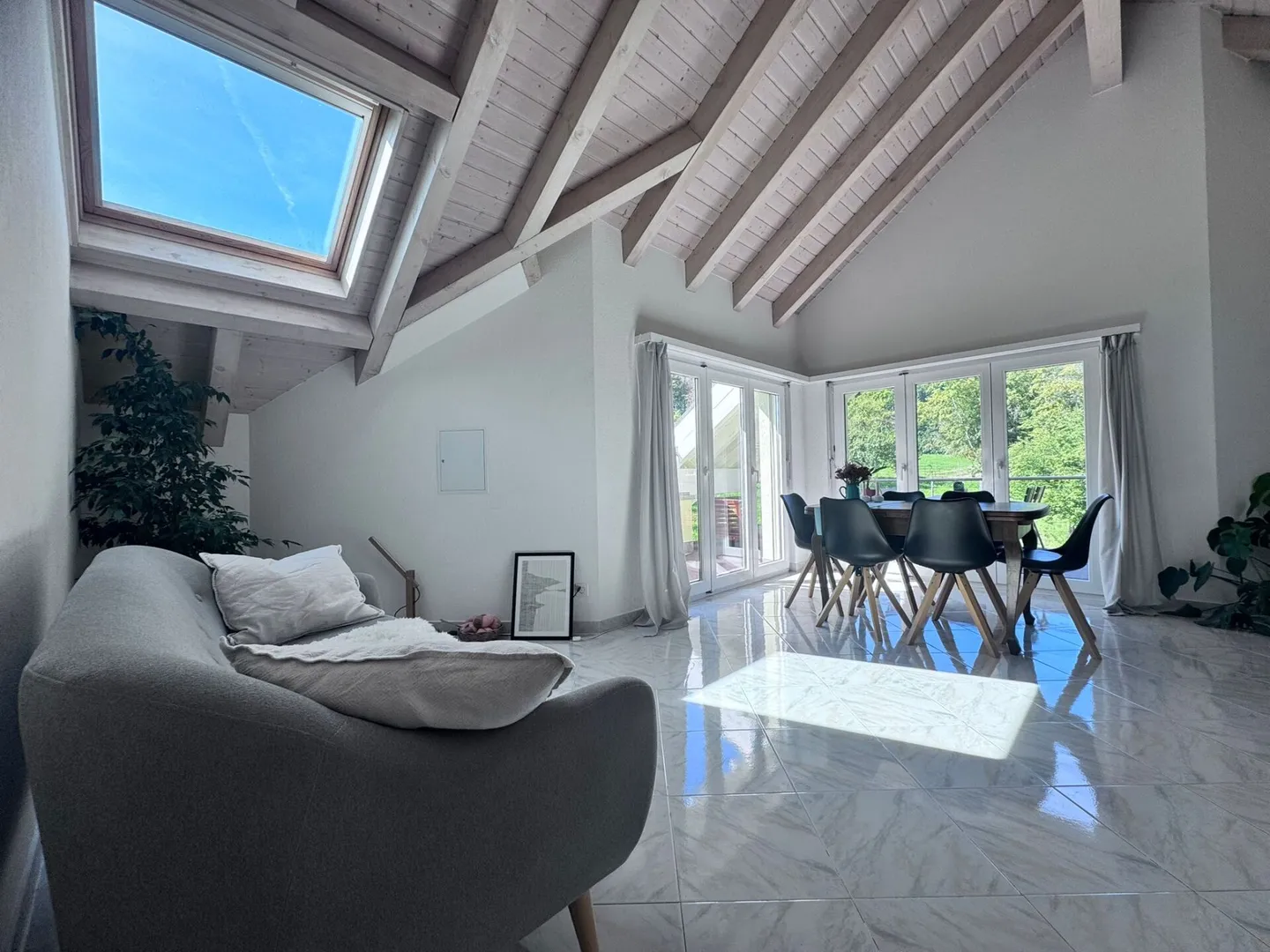 Appartement en penthouse de 4,5 pièces avec terrasse couverte spacieuse et vue panoramique - Photo 4 sur 12