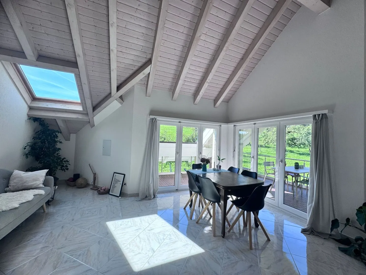 Appartement en penthouse de 4,5 pièces avec terrasse couverte spacieuse et vue panoramique - Photo 5 sur 12