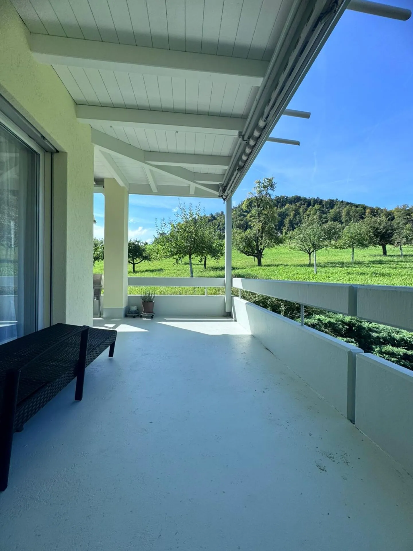 Appartement en penthouse de 4,5 pièces avec terrasse couverte spacieuse et vue panoramique - Photo 6 sur 12