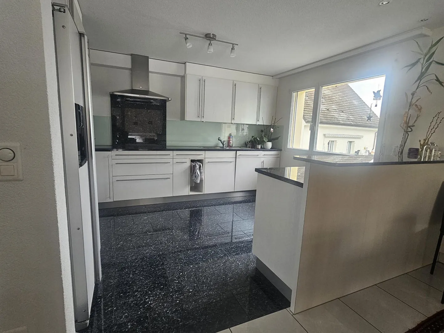 Appartement moderne de 4,5 pièces avec grand balcon au centre d'Effretikon - Photo 3 sur 12