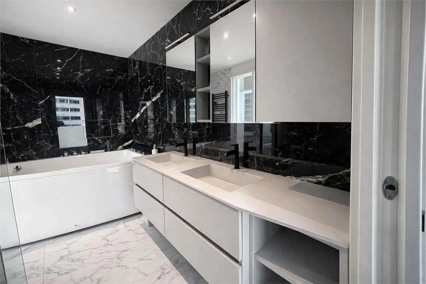 Penthouse de Prestige Meublé Face au Lac - Photo 9 sur 11