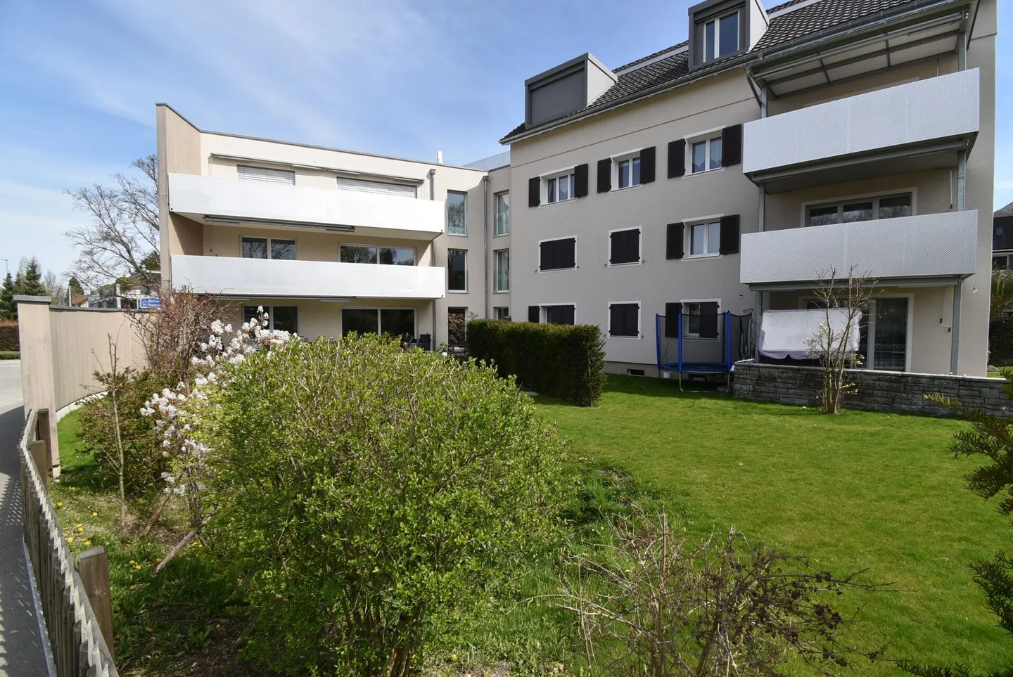 Appartement spacieux et lumineux au rez-de-chaussée avec coin salon - Photo 1 sur 11