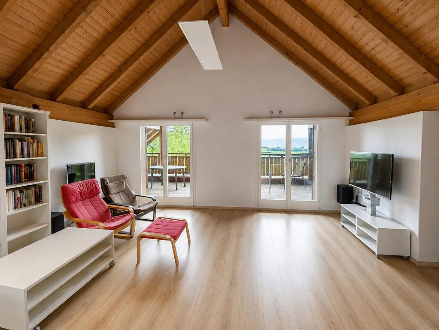 Charmant appartement en duplex de 5,5 pièces dans un endroit calme, temporaire - Photo 1 sur 17