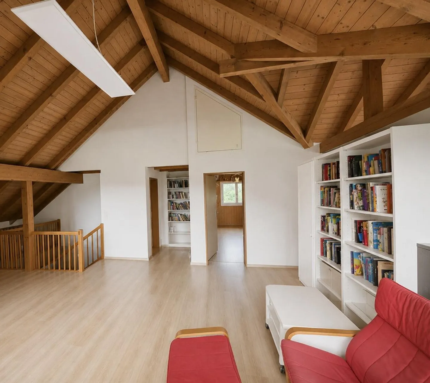 Charmant appartement en duplex de 5,5 pièces dans un endroit calme, temporaire - Photo 2 sur 17