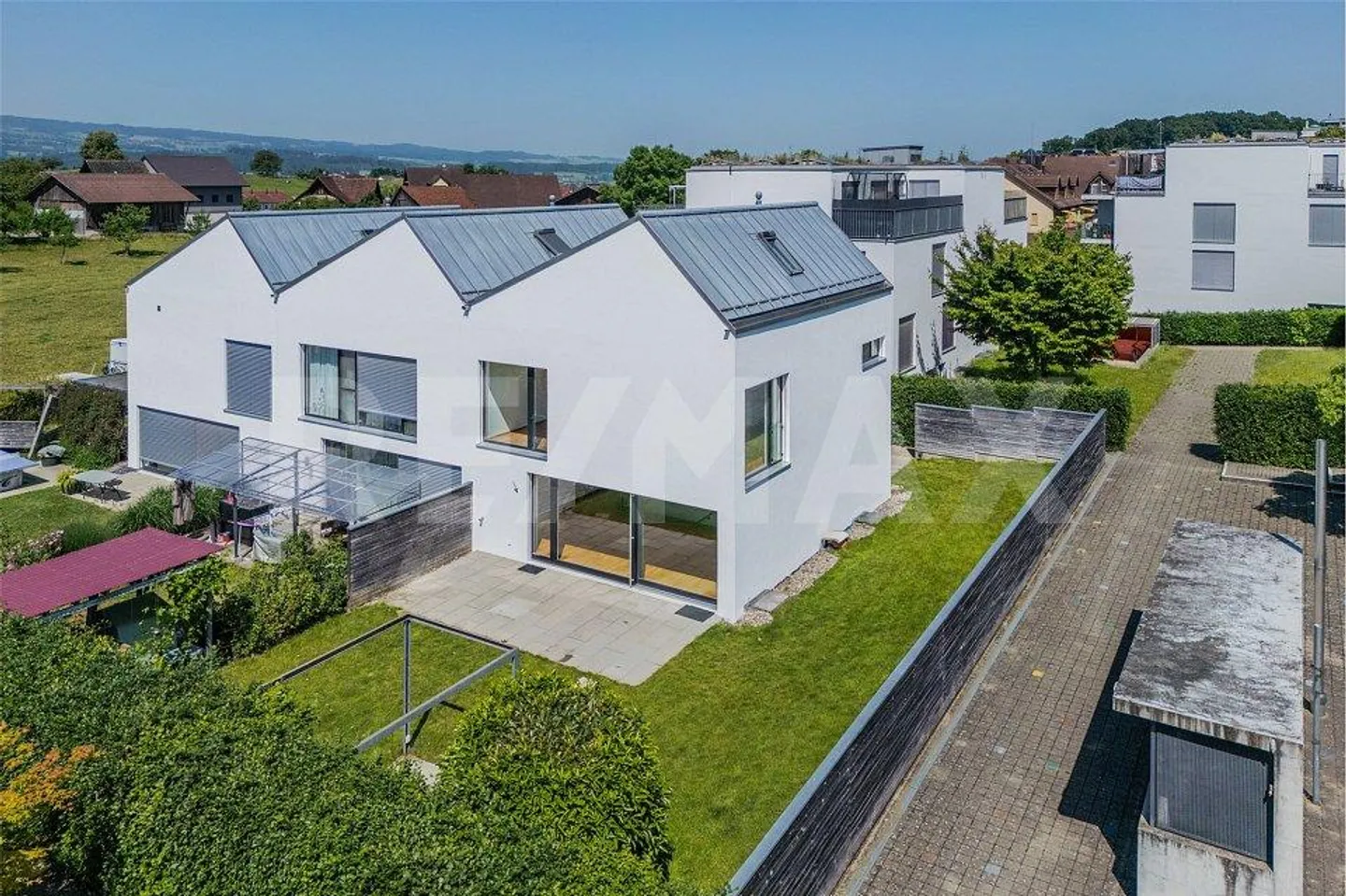 PLUS DE 200 m² D'ESPACE CONFORTABLE ET LUMINEUX POUR TOUTE LA FAMILLE - Photo 1 sur 12