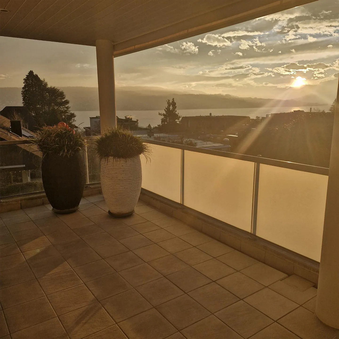 Exclusive apartment in prime location: lake view, private garden, top comfort - Photo 1 of 13