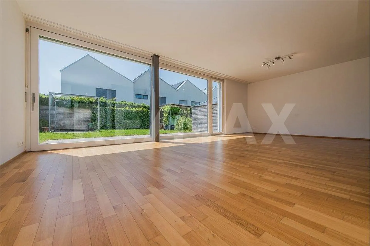 PLUS DE 200 m² D'ESPACE CONFORTABLE ET LUMINEUX POUR TOUTE LA FAMILLE - Photo 2 sur 12