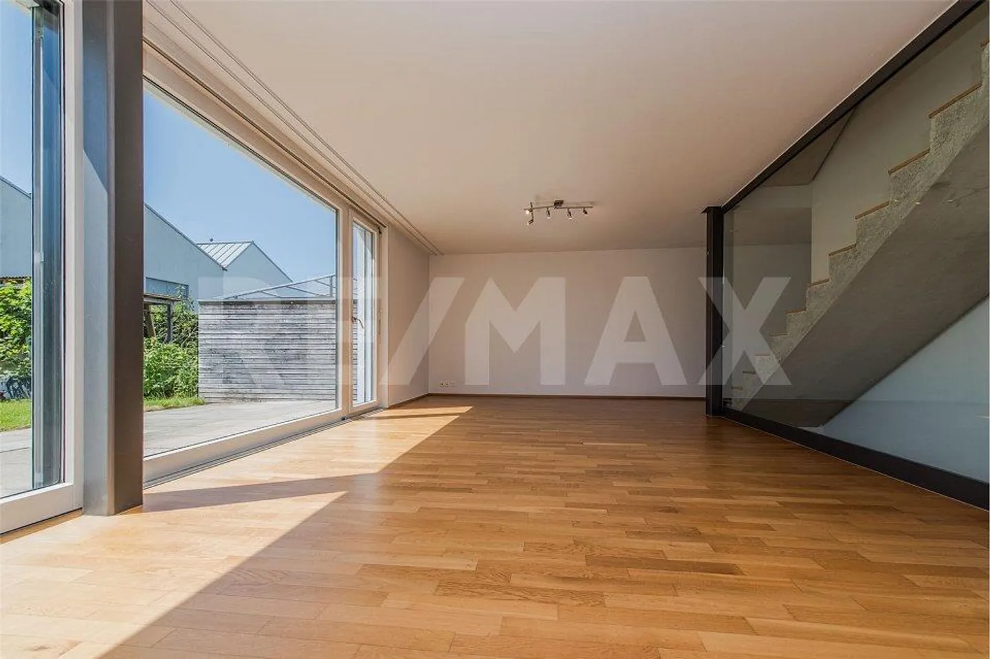 PLUS DE 200 m² D'ESPACE CONFORTABLE ET LUMINEUX POUR TOUTE LA FAMILLE - Photo 3 sur 12