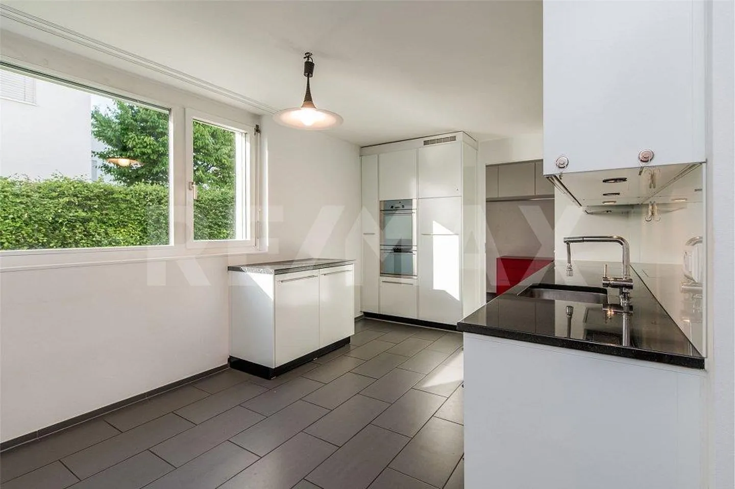 PLUS DE 200 m² D'ESPACE CONFORTABLE ET LUMINEUX POUR TOUTE LA FAMILLE - Photo 4 sur 12