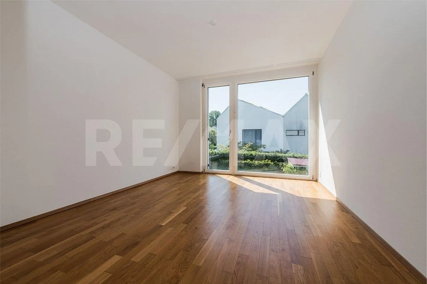 PLUS DE 200 m² D'ESPACE CONFORTABLE ET LUMINEUX POUR TOUTE LA FAMILLE - Photo 6 sur 12