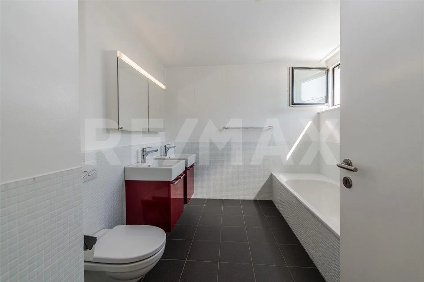 PLUS DE 200 m² D'ESPACE CONFORTABLE ET LUMINEUX POUR TOUTE LA FAMILLE - Photo 7 sur 12