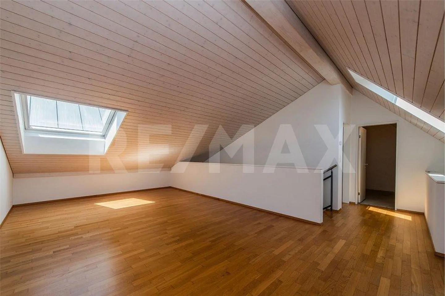PLUS DE 200 m² D'ESPACE CONFORTABLE ET LUMINEUX POUR TOUTE LA FAMILLE - Photo 8 sur 12