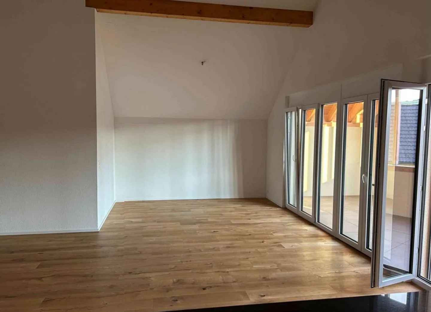 Looking for a new tenant: 2.5-room attic apartment with large balcony (Schupfart) - Photo 3 of 12