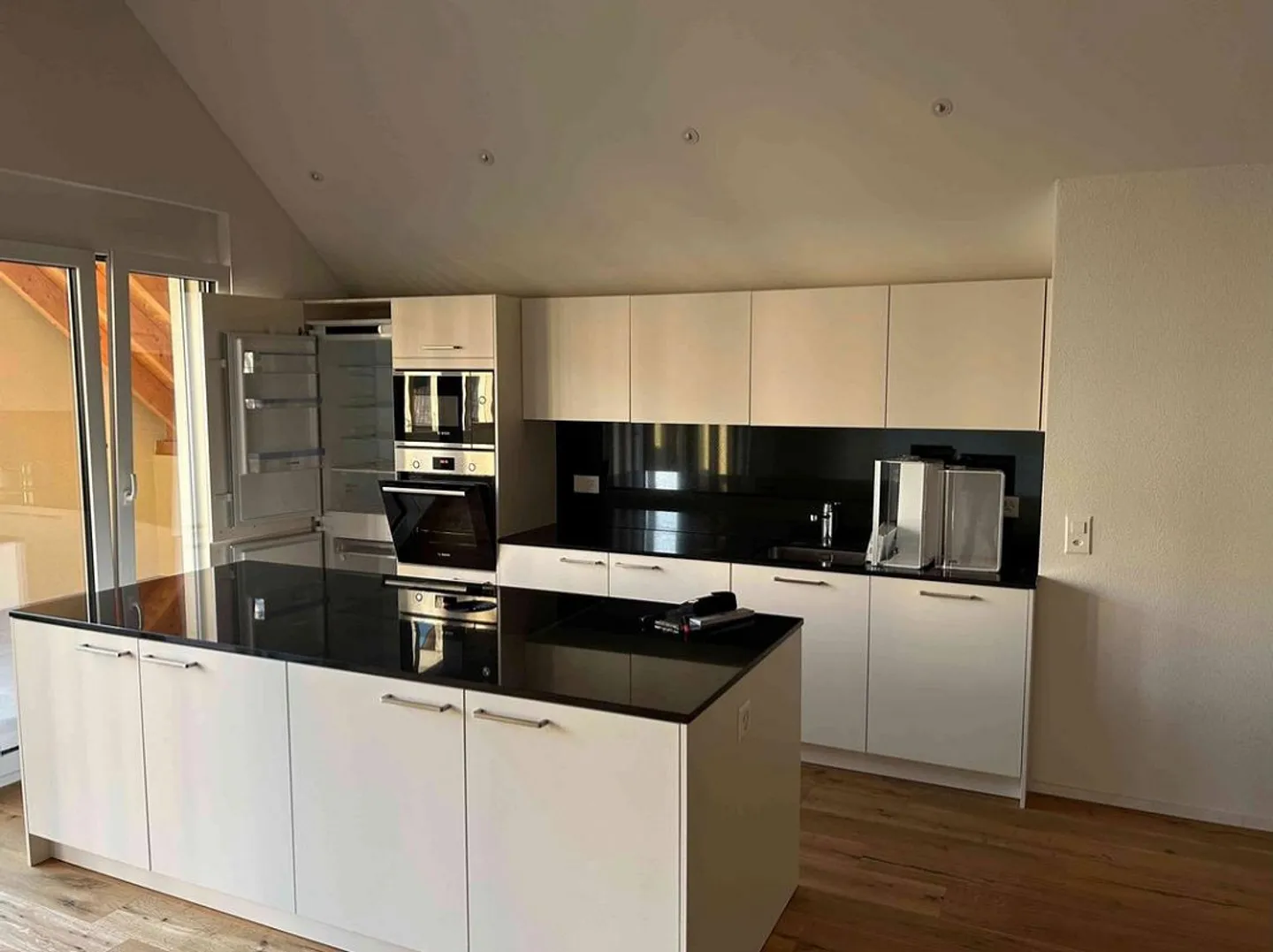 Looking for a new tenant: 2.5-room attic apartment with large balcony (Schupfart) - Photo 4 of 12