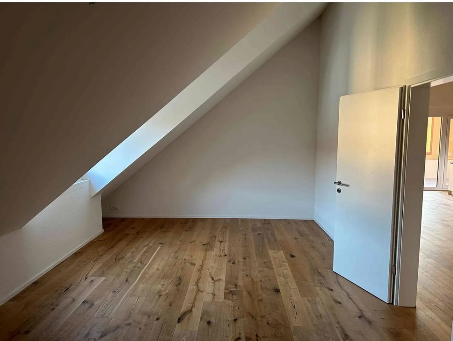 Looking for a new tenant: 2.5-room attic apartment with large balcony (Schupfart) - Photo 8 of 12