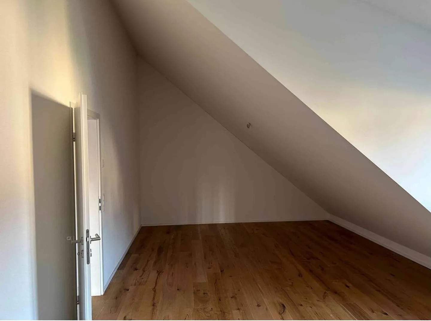 Looking for a new tenant: 2.5-room attic apartment with large balcony (Schupfart) - Photo 9 of 12