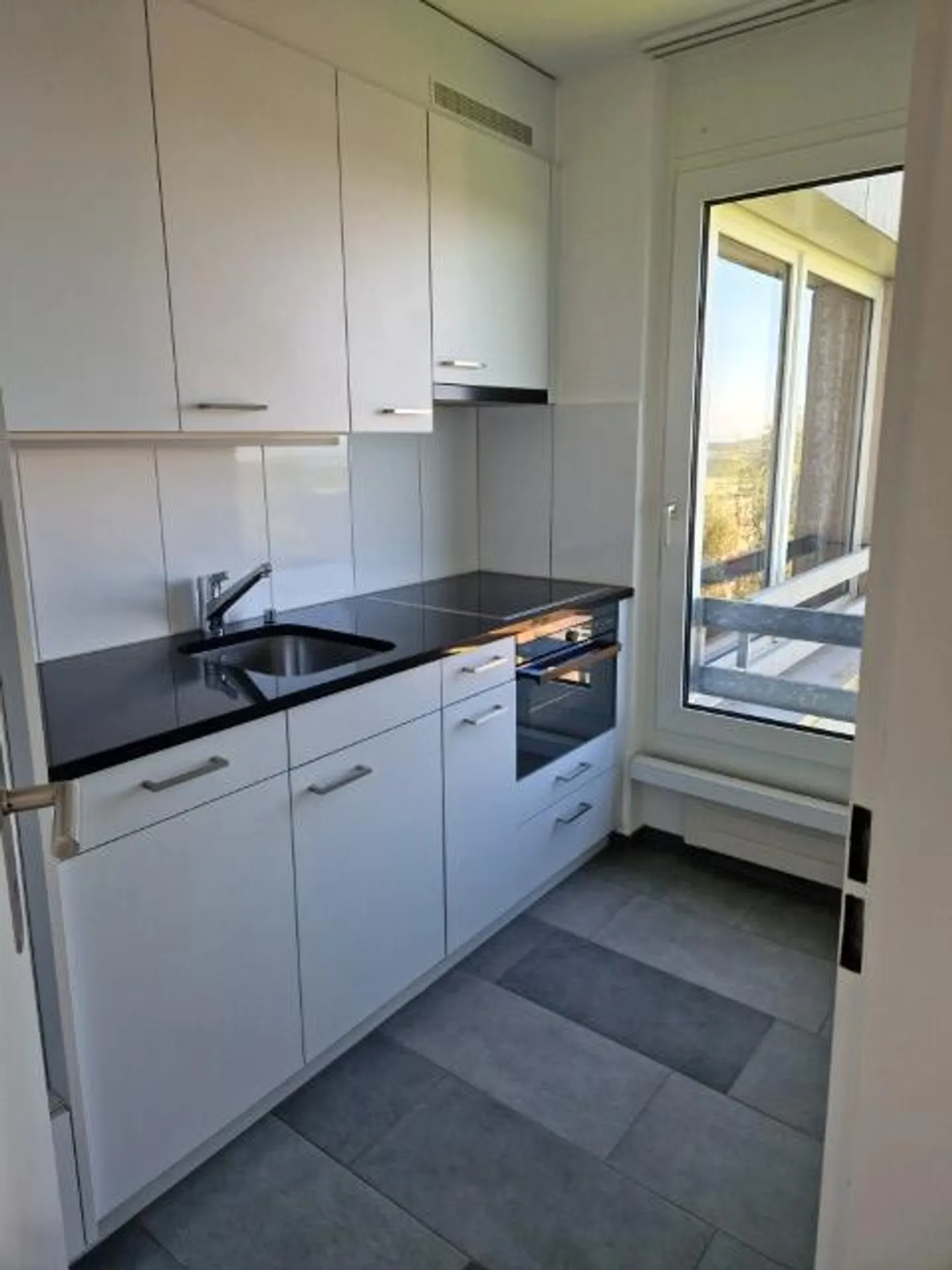 Bright 2-room apartment on the 4th floor in a quiet, city-close location - Photo 1 of 7