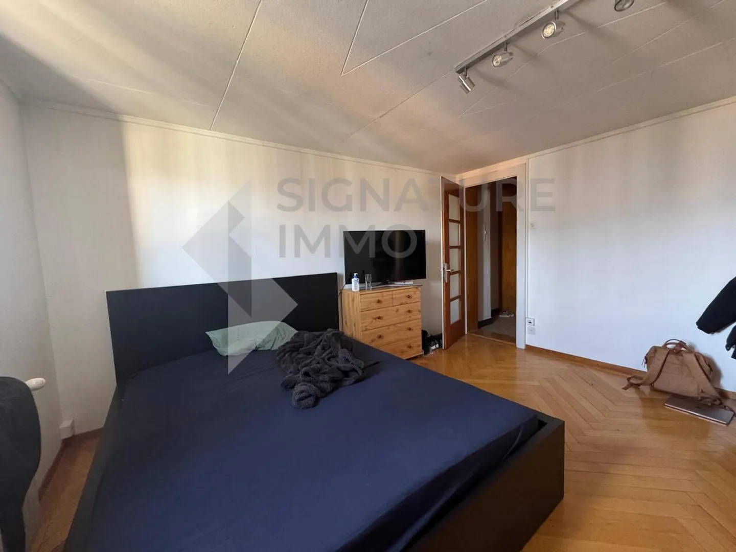 Zu verkaufen: Dachgeschosswohnung 1,5 Zimmer mit Potenzial 3,5 Zimmer in Bulle - Foto 1 von 8