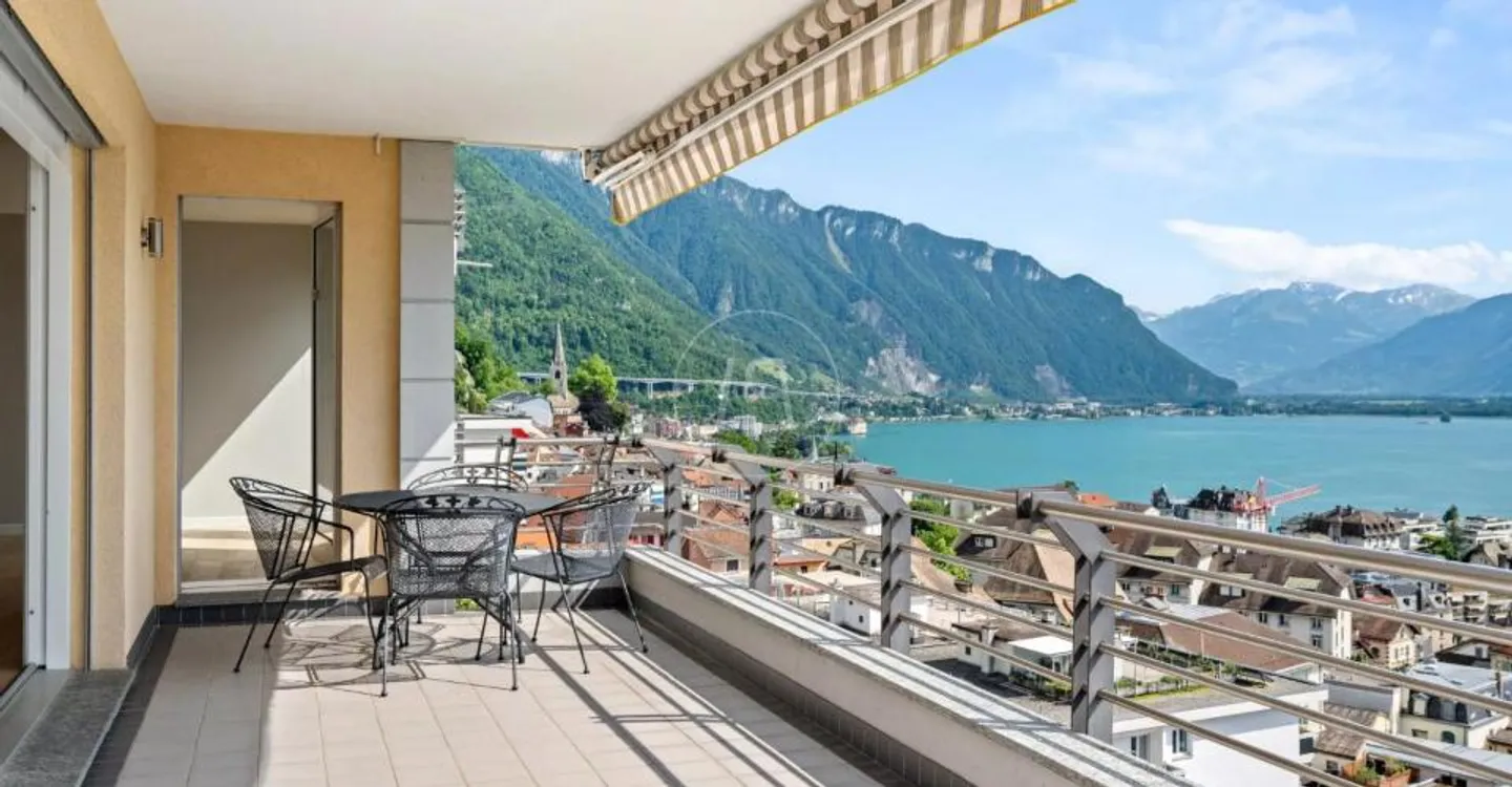Superbo appartamento con vista panoramica situato a Montreux - Foto 1 di 12
