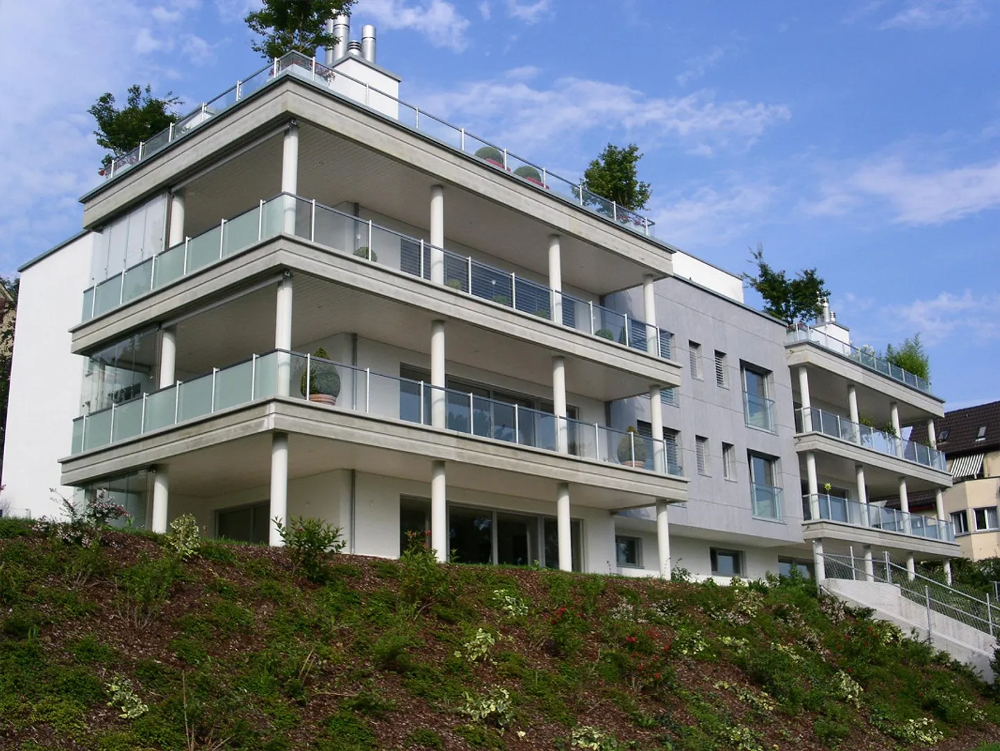 Exclusive apartment in prime location: lake view, private garden, top comfort - Photo 12 of 13