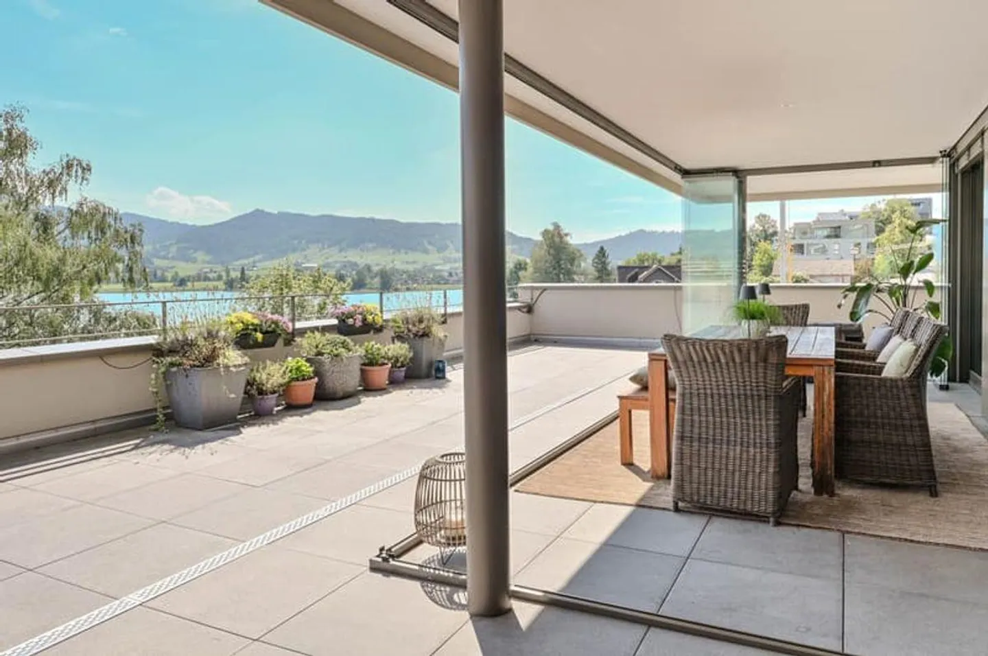 PENTHOUSE TERRASSÉ UNIQUE SUR LE LAC D'OBERÄGERI - Photo 5 sur 13