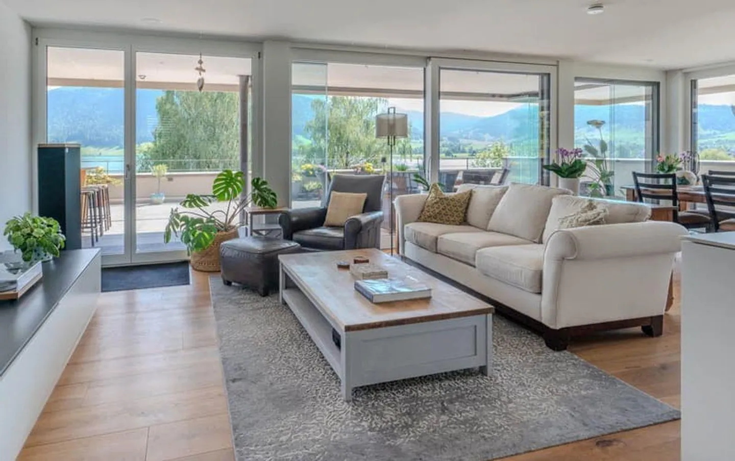 PENTHOUSE TERRASSÉ UNIQUE SUR LE LAC D'OBERÄGERI - Photo 7 sur 13