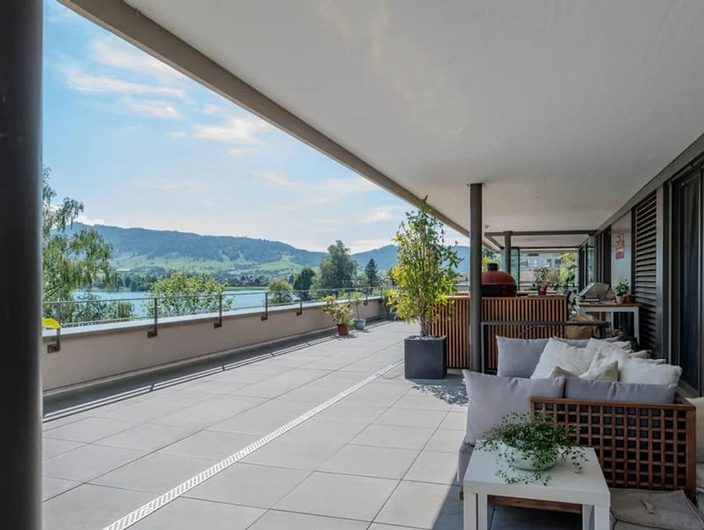 PENTHOUSE TERRASSÉ UNIQUE SUR LE LAC D'OBERÄGERI - Photo 13 sur 13