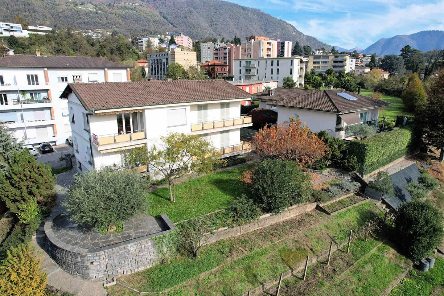Casa di 2 appartamenti con grande terreno con valide possibilità edifi - Foto 1 di 11