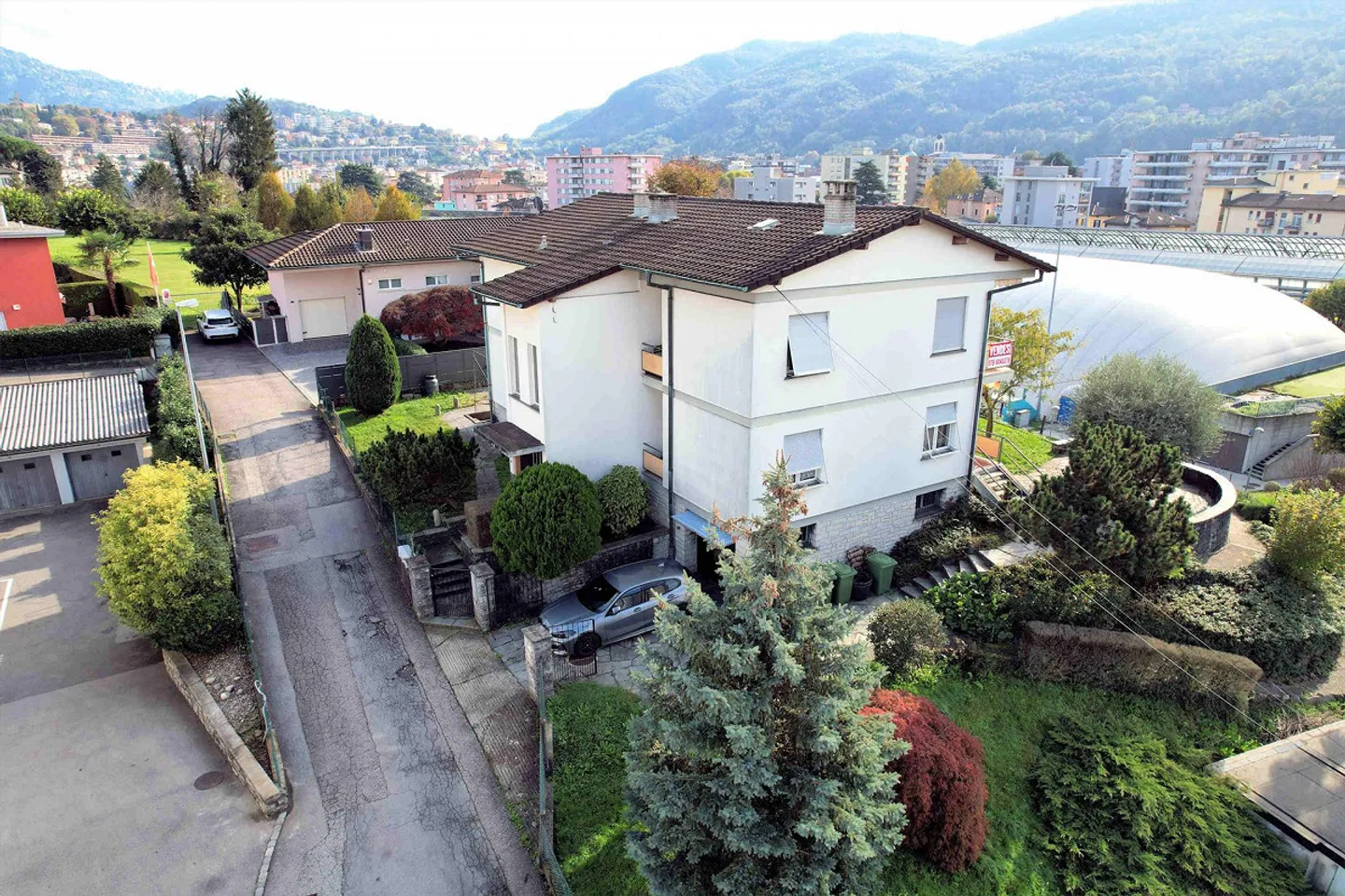 Casa di 2 appartamenti con grande terreno con valide possibilità edifi - Foto 2 di 11