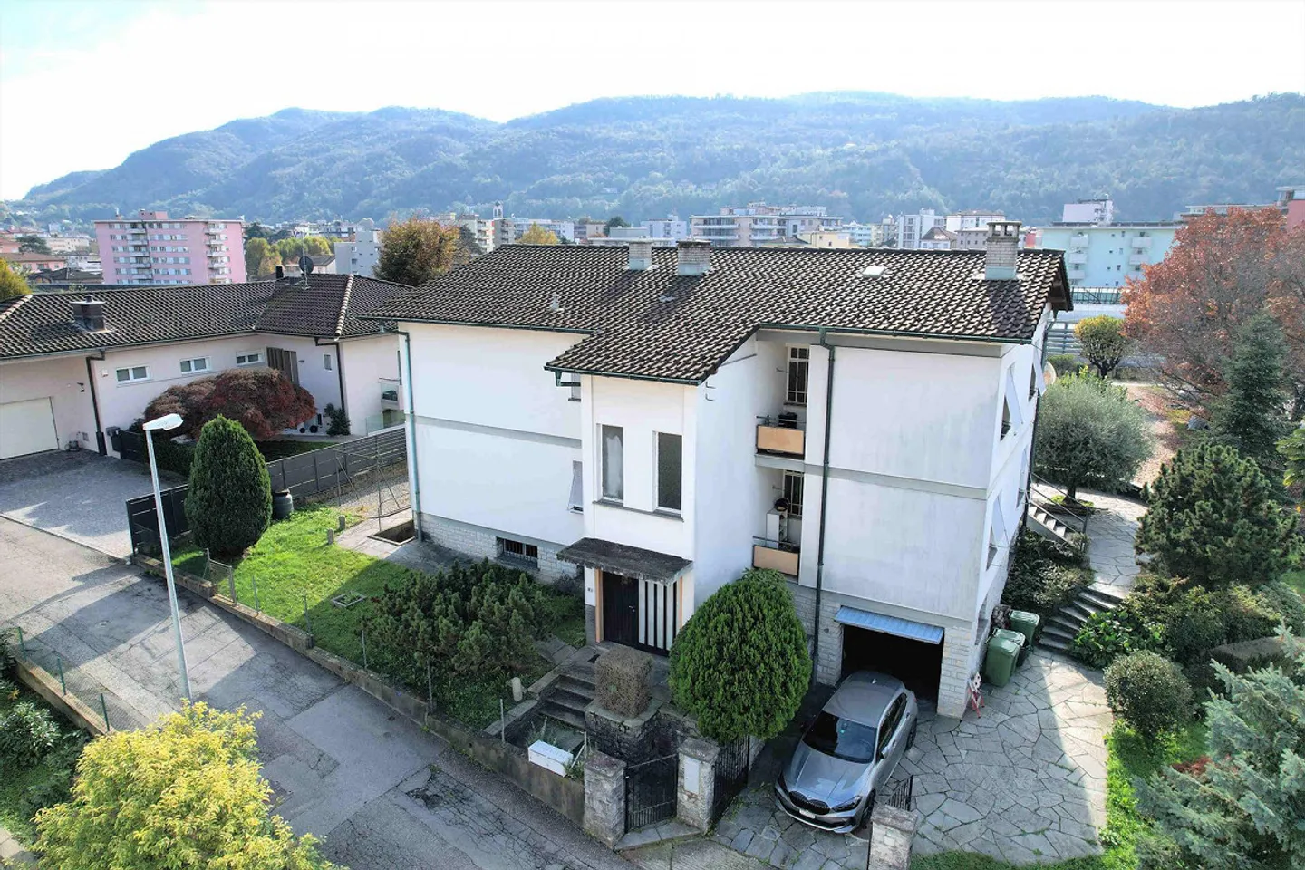 Casa di 2 appartamenti con grande terreno con valide possibilità edifi - Foto 3 di 11