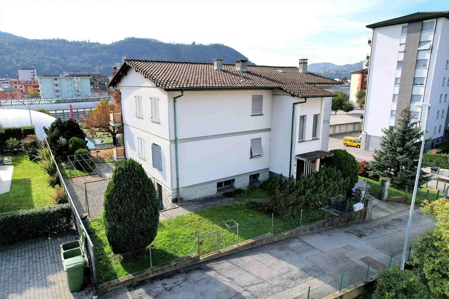 Casa di 2 appartamenti con grande terreno con valide possibilità edifi - Foto 4 di 11