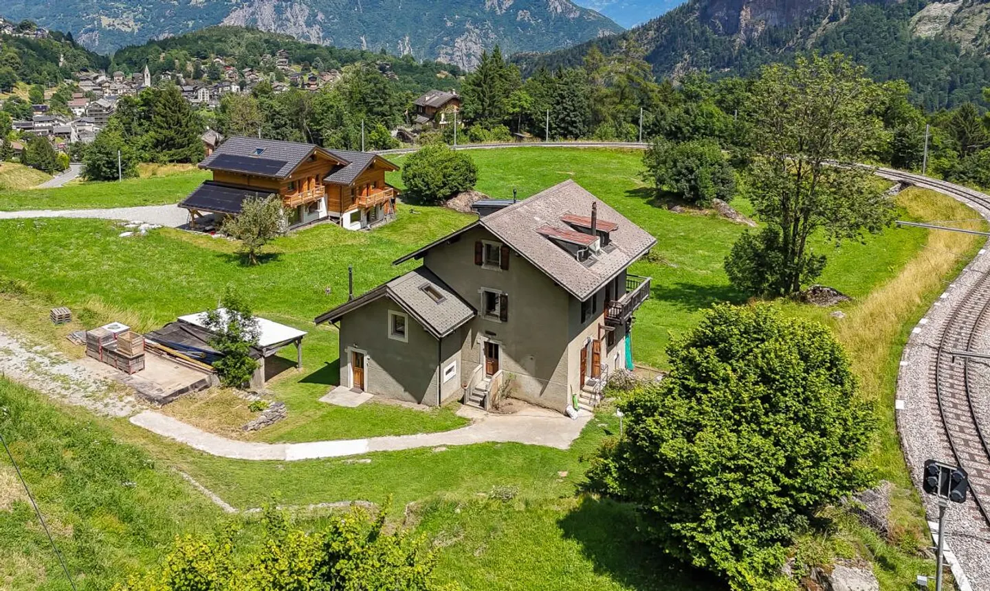 Esclusività: Casa familiare con 2 appartamenti e uno studio a Salvan - Foto 3 di 13