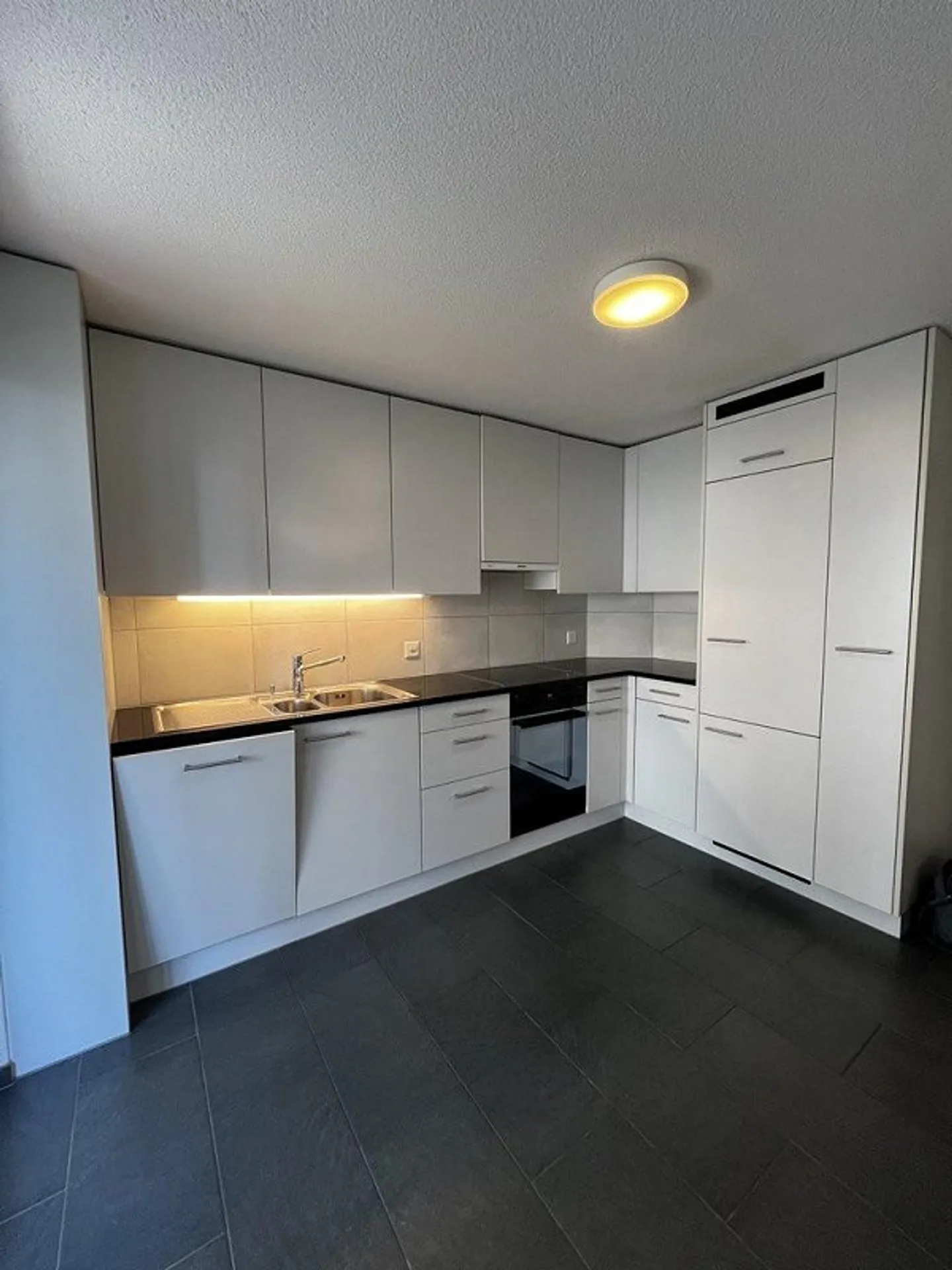 Bright 4-room apartment on the ground floor in Steinhausen - Photo 3 of 10