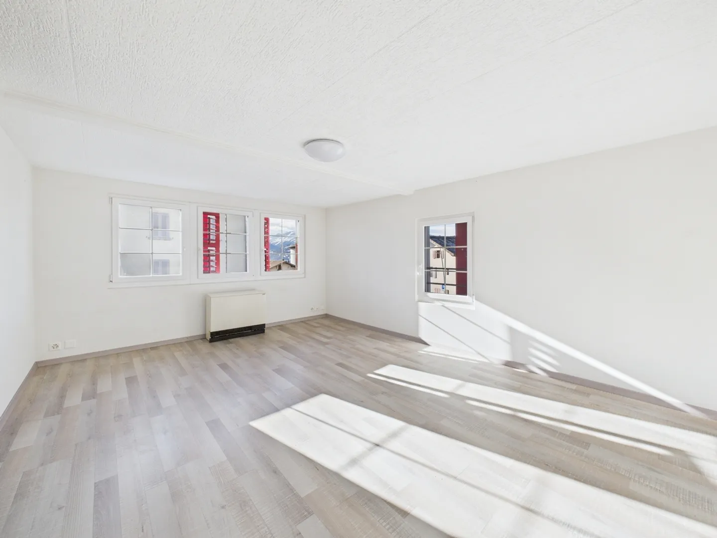 Appartement lumineux de 3,5 pièces avec balcon et terrasse - Photo 2 sur 6