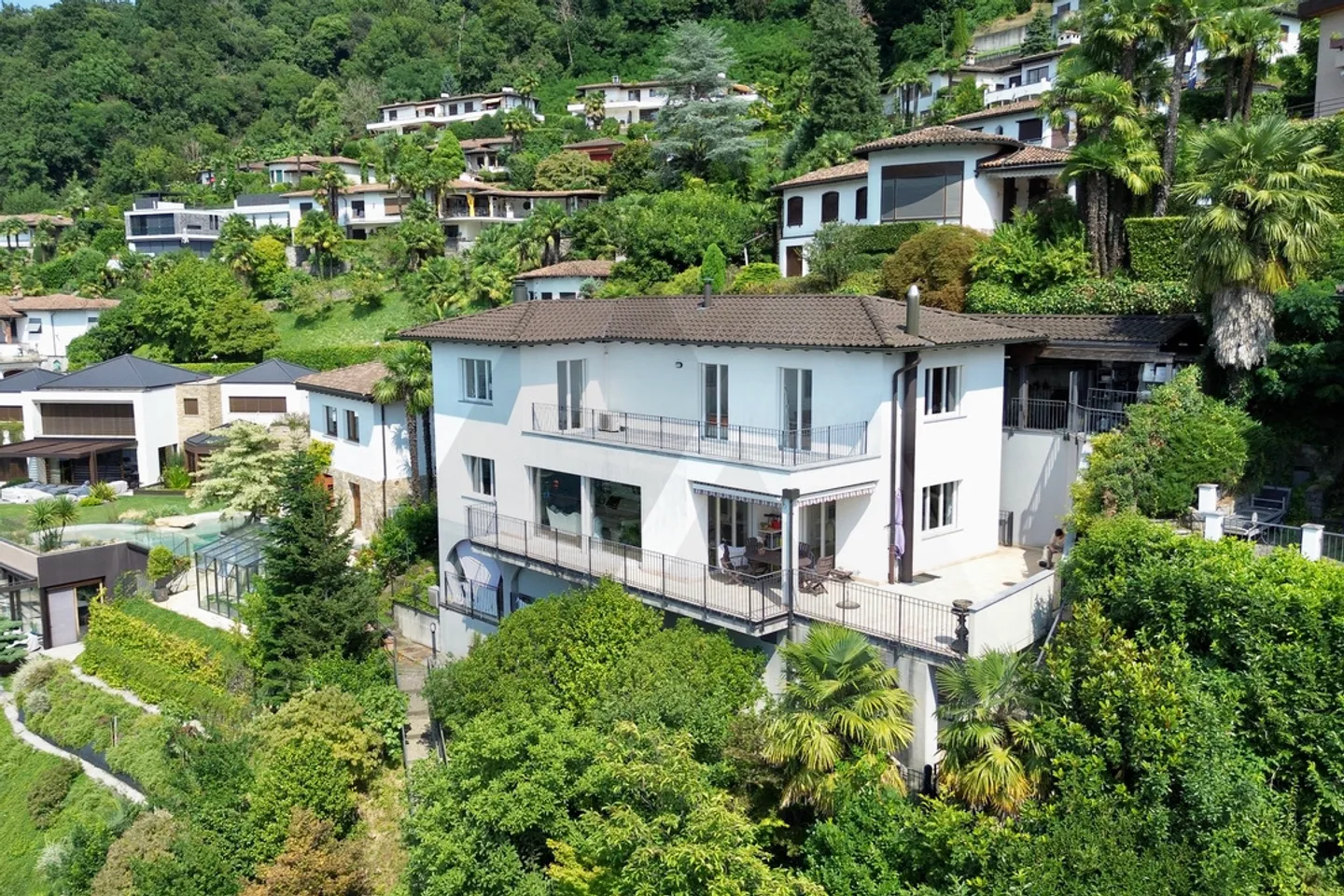 ELEGANTE IMMOBILIE MIT SEEBLICK UND PRIVATSTRAND - Foto 1 von 13