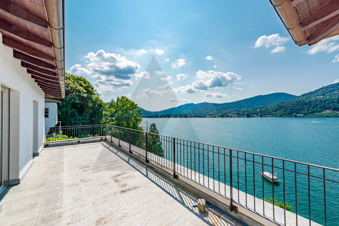 ELEGANTE IMMOBILIE MIT SEEBLICK UND PRIVATSTRAND - Foto 2 von 13