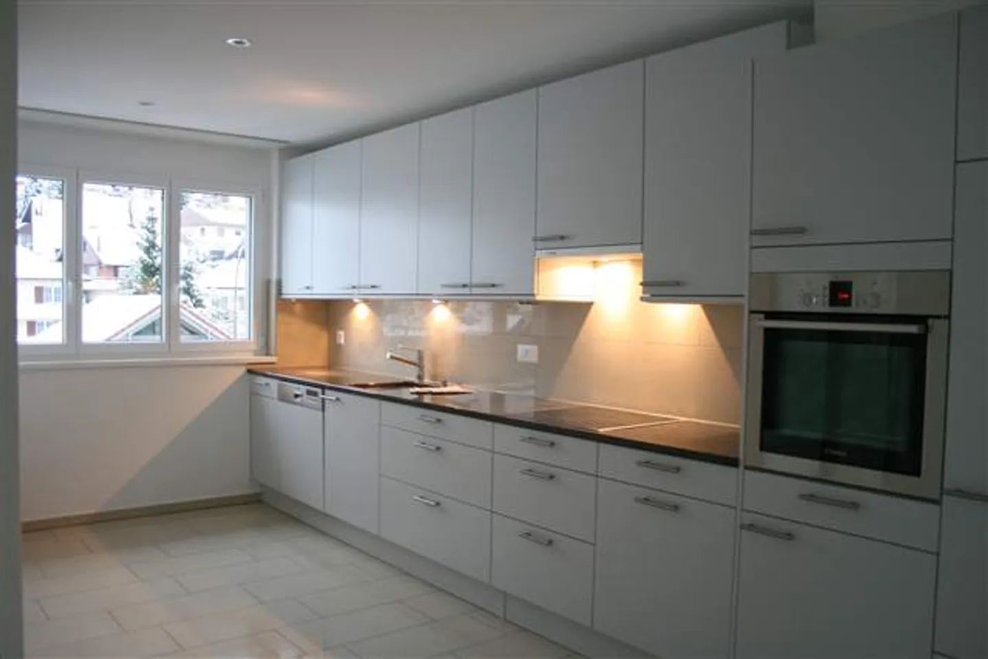 Moderne 3.5 Zimmer Attique - Foto 2 von 9