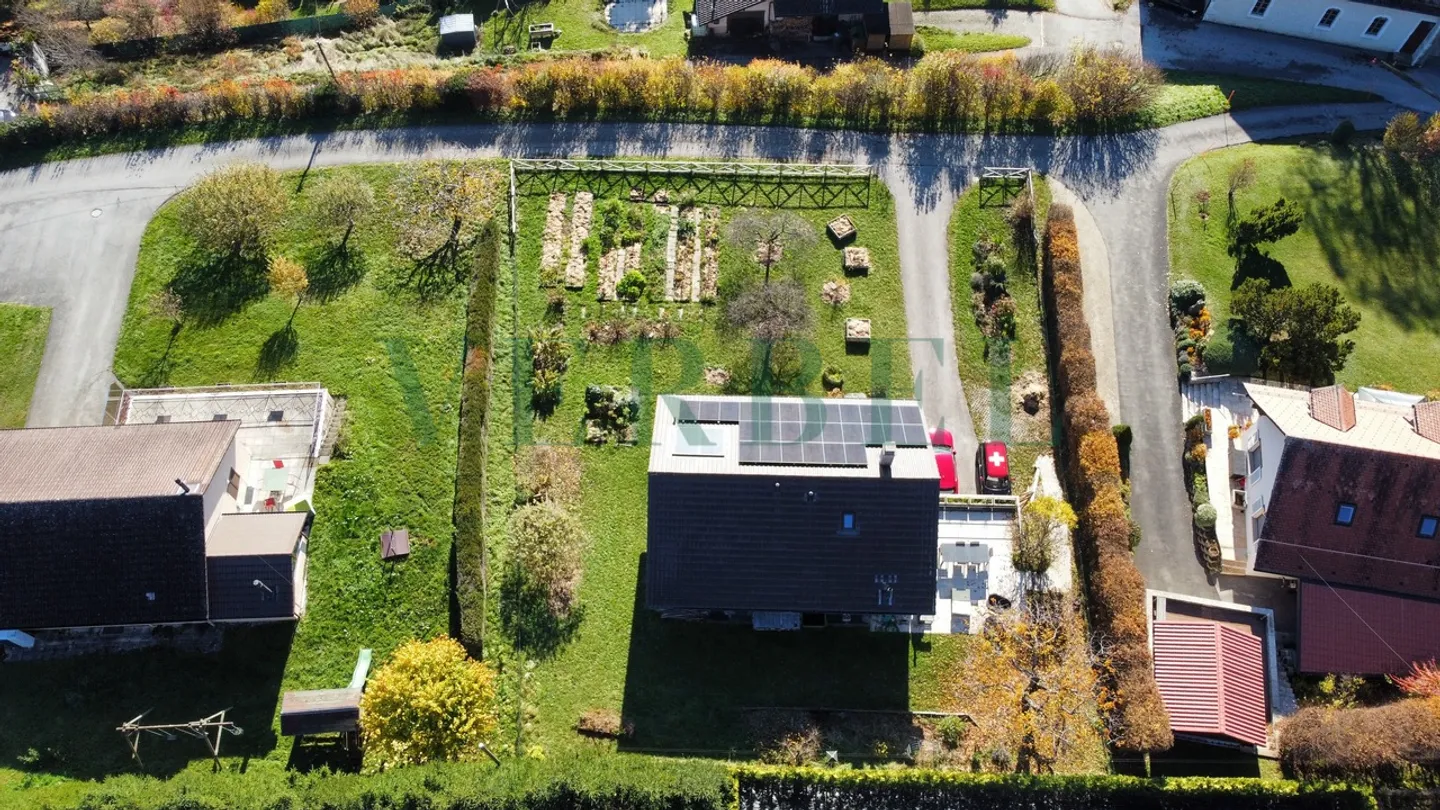 Fully renovated family home with high-end features - Photo 12 of 12