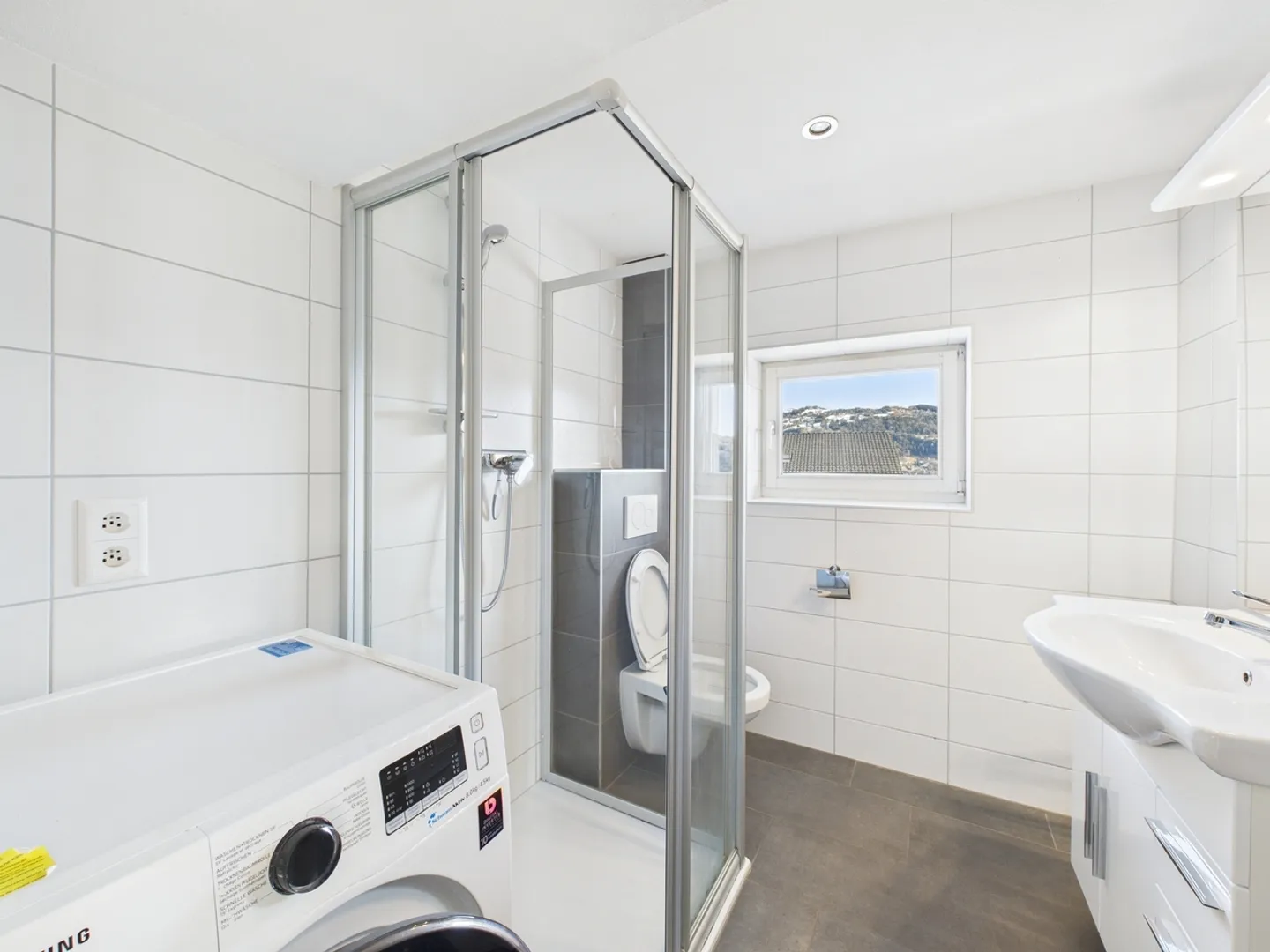 Appartement lumineux de 3,5 pièces avec balcon et terrasse - Photo 3 sur 6