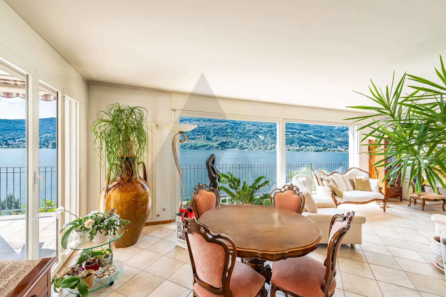 ELEGANTE IMMOBILIE MIT SEEBLICK UND PRIVATSTRAND - Foto 4 von 13