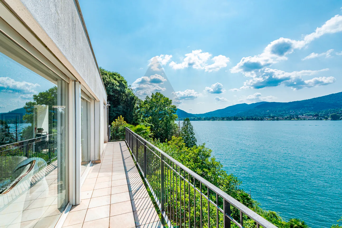 ELEGANTE IMMOBILIE MIT SEEBLICK UND PRIVATSTRAND - Foto 8 von 13