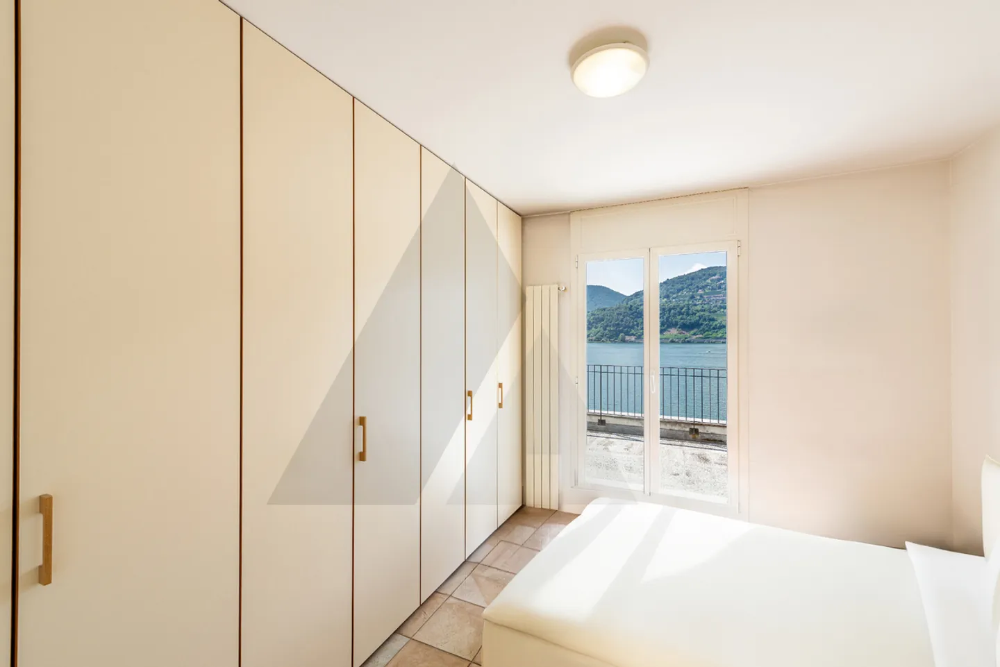 ELEGANTE IMMOBILIE MIT SEEBLICK UND PRIVATSTRAND - Foto 10 von 13