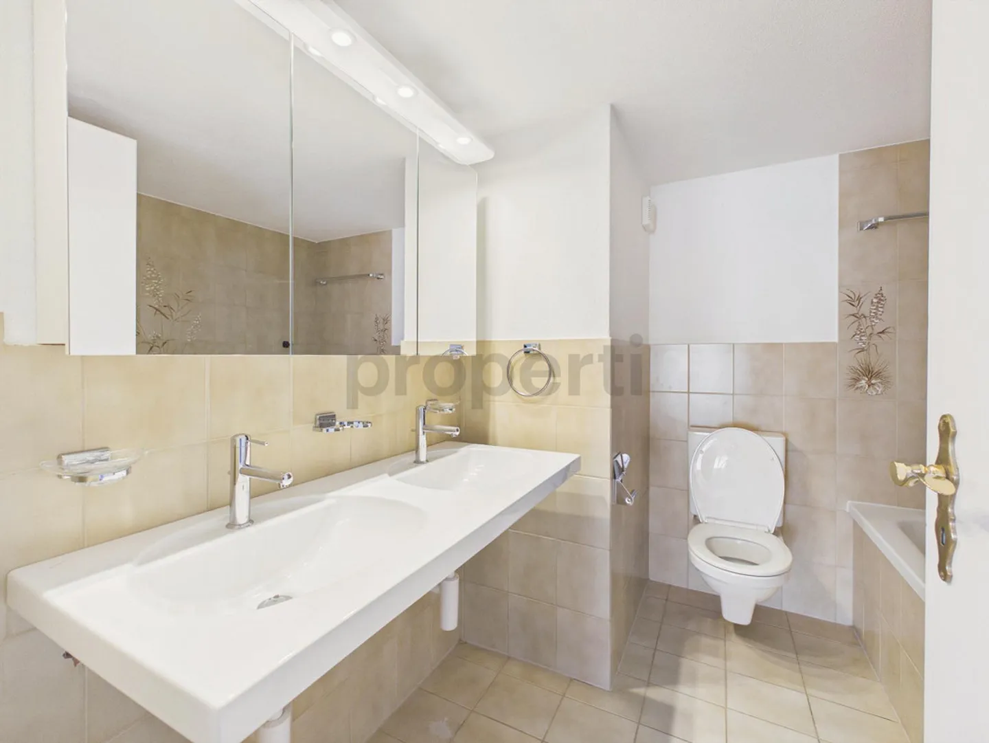 Gemütliche 4.5-Zimmer-Dachwohnung mit Balkon in Beringen - Photo 15 of 16