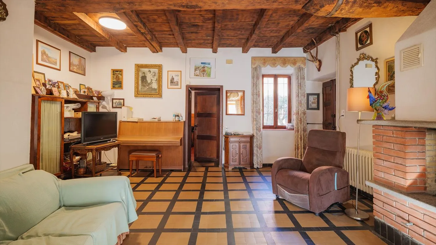 Casa con 4,5 stanze e stalla da ristrutturare a Barbengo - Foto 3 di 9